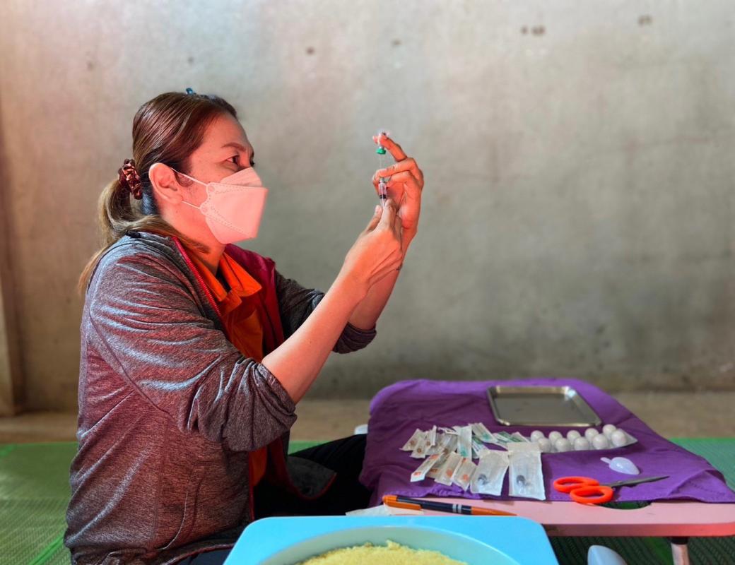 รพ.สต.บ้านสันป่าไร่ ออกหน่วยฉีดวัคซีนเด็กบนดอยห้วยกระทิง,จ่ายยา para syr,ferrous syr,และแจกของให้เด็กทุกคน