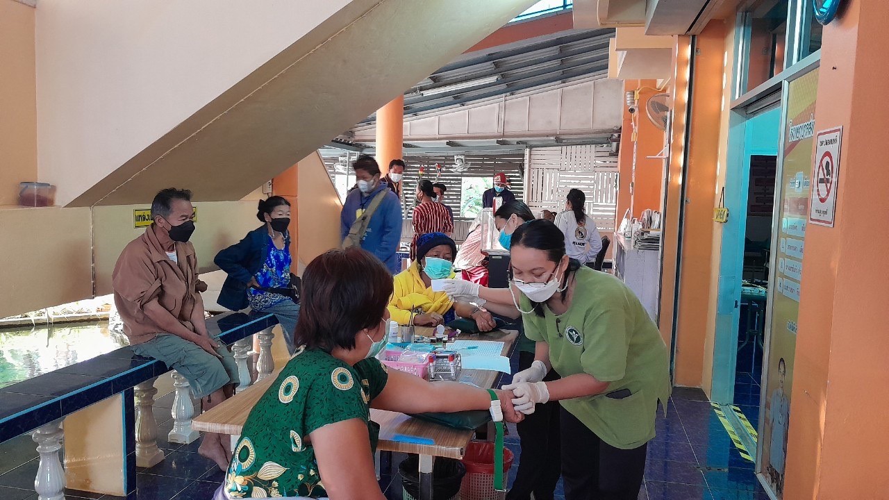 เจาะเลือด,วัดความดันโลหิต,ชั่งน้ำหนัก pt DM ที่รับยา ณ.รพ.สต.บ้านสันป่าไร่