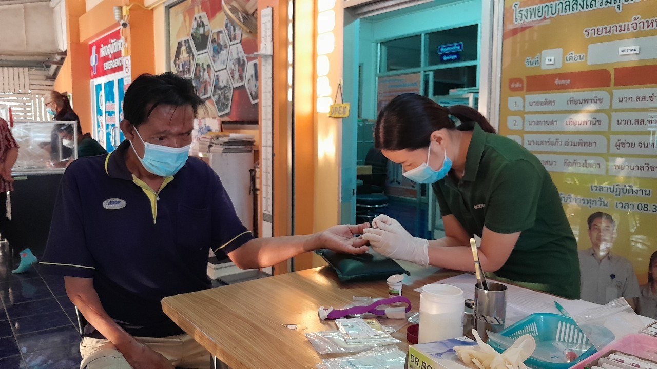 เจาะเลือด,วัดความดันโลหิต,ชั่งน้ำหนัก pt DM ที่รับยา ณ.รพ.สต.บ้านสันป่าไร่