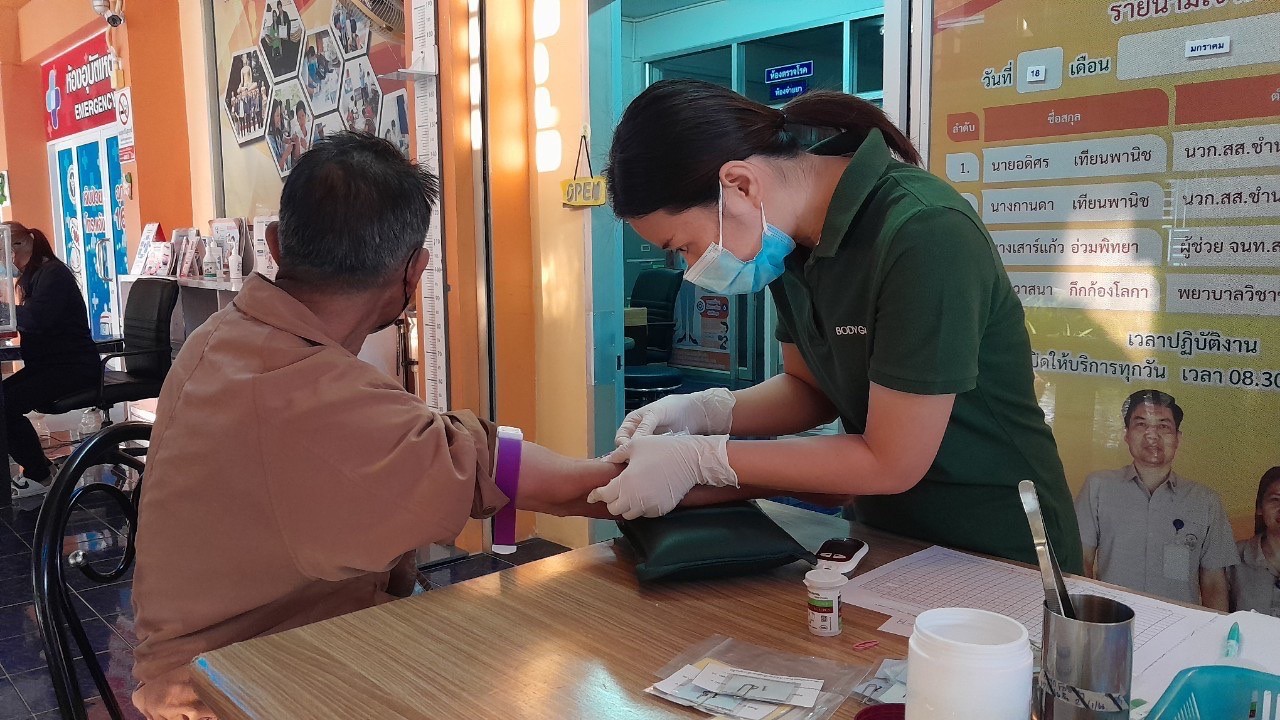 เจาะเลือด,วัดความดันโลหิต,ชั่งน้ำหนัก pt DM ที่รับยา ณ.รพ.สต.บ้านสันป่าไร่