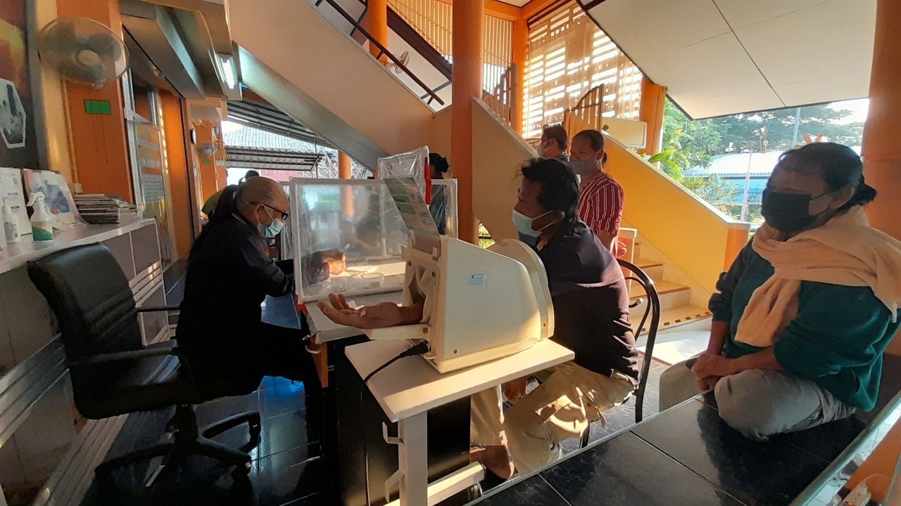 เจาะเลือด,วัดความดันโลหิต,ชั่งน้ำหนัก pt DM ที่รับยา ณ.รพ.สต.บ้านสันป่าไร่