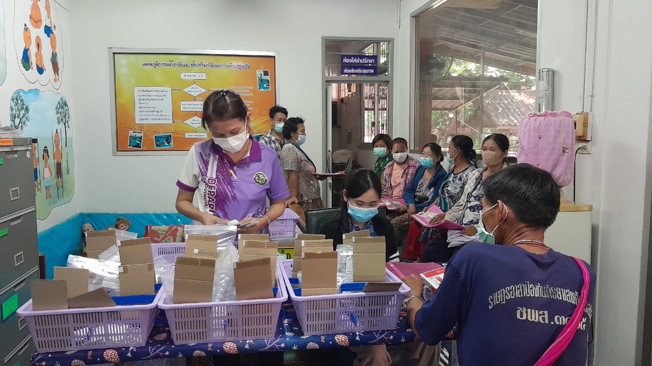 25/4/66 ช่วงบ่าย รพ.สต.บ้านสันป่าไร่ ร่วมกับทีม รพ.แม่ระมาด จ่ายยา , พบแพทย์ , นับจำนวนยา และ ทบทวนความเข้าใจการทานยาก่อนกลับบ้าน ในผู้ป่วยโรคเบาหวานที่รับยาที่ รพ.สต.บ้านสันป่าไร่