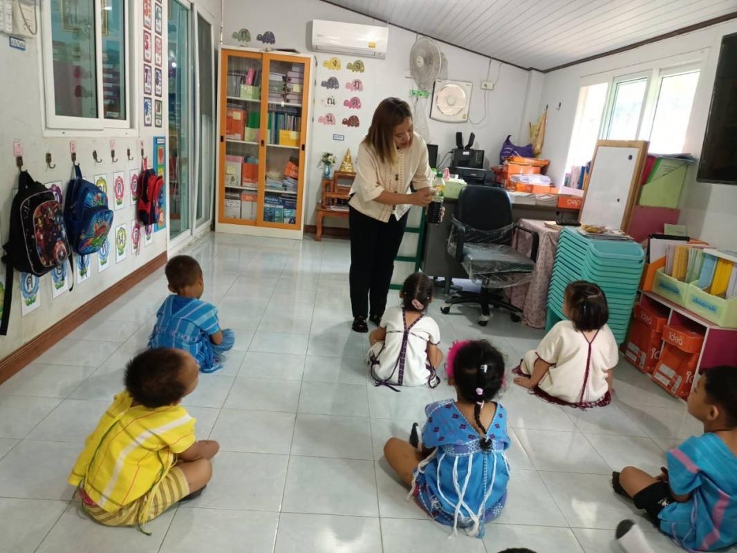 30/4/66 รพ.สต.บ้านสันป่าไร่ร่วมกับอาสาสมัครสาธารณสุขม.2บ้านตีนธาตุ,ม.3บ้านป่าไร่เหนือ,ม.5บ้านสันป่าไร่และศูนย์พัฒนาเด็กเล็กบ้านป่าไร่เหนือรณรงค์ให้ความรู้ประชาชนในเขตรับผิดชอบและนักเรียนเกี่ยวกับการเลือกซื้ออาหาร  การดูวันหมดอายุและการดูเลข อย. เนื่องในวั