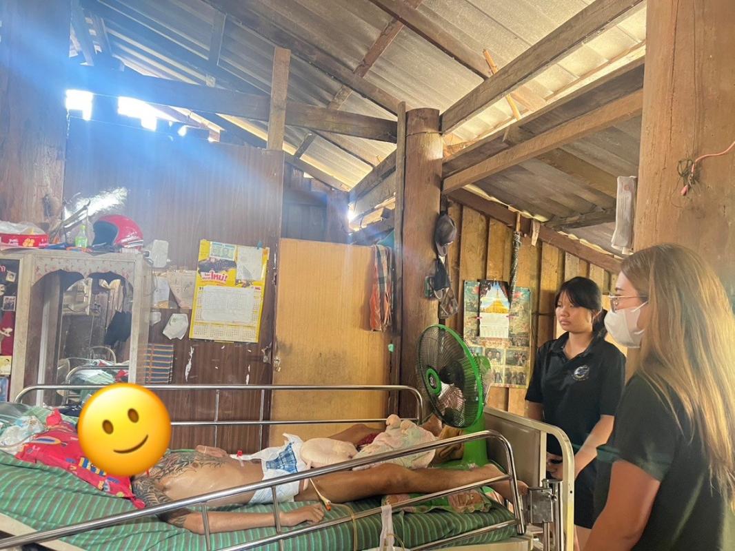 เช้าวันที่3/5/66 CMและจนท. รพ.สต.บ้านสันป่าไร่ เยี่ยมบ้านและประเมินADL ผู้ป่วยกระดูกสันหลังหักจากอุบัติเหตุ หลังออกจาก รพ. และประเมินอาการผู้ป่วยขาอ่อนแรง ปวด ชาขาทั้ง 2 ข้าง ไม่ยอมเดิน ส่งประเมินและรักษาต่อที่รพ.ชุมชน