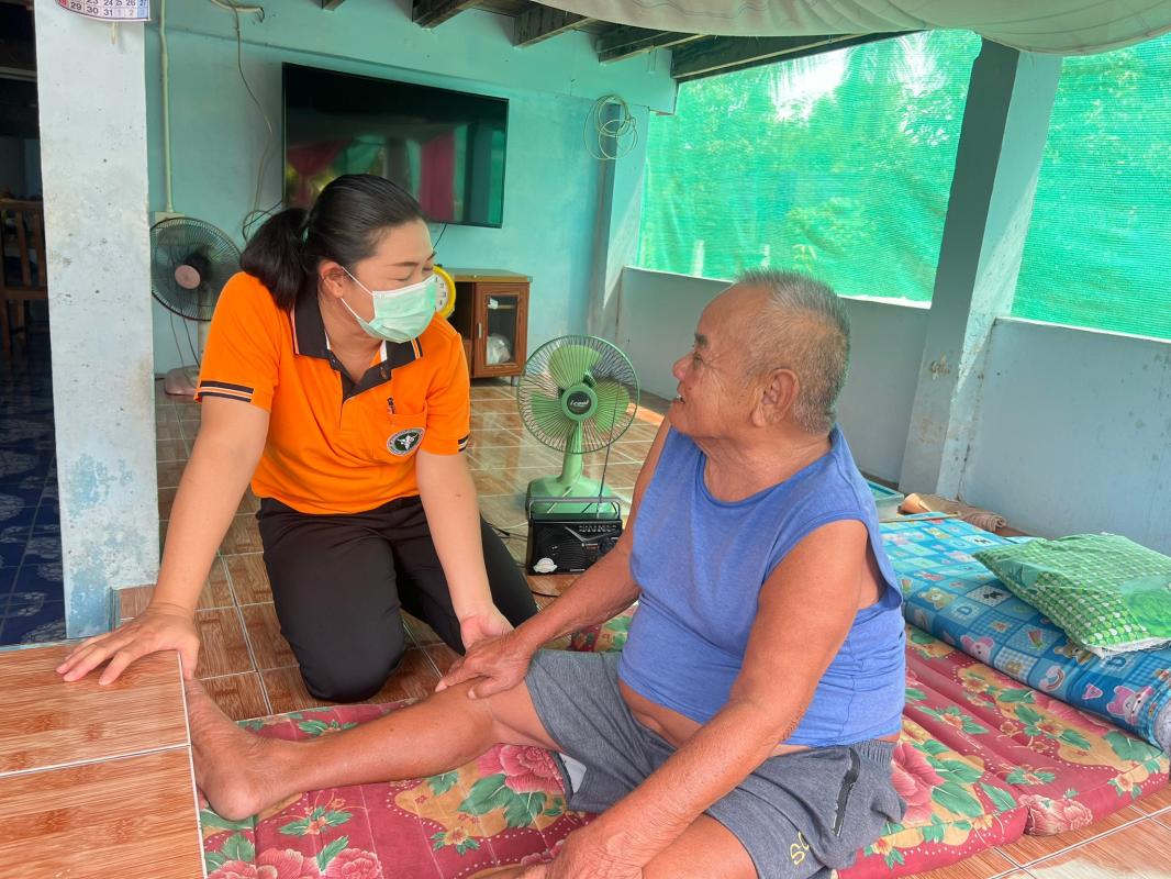 ันที่25/5/66 เวลา09.00น.  จนท.รพ.สต.บ้านสันป่าไร่ร่วมกับนักกายภาพ แพทย์แผนไทย รพ.แม่ระมาด เยี่ยมบ้านผู้ป่วยกลุ่มโรคไม่ติดต่อเรื้อรัง(NCDs) ที่มีปัญหาด้านการเคลื่อนไหวจากโรคร่วมและน้ำหนักตัวมาก