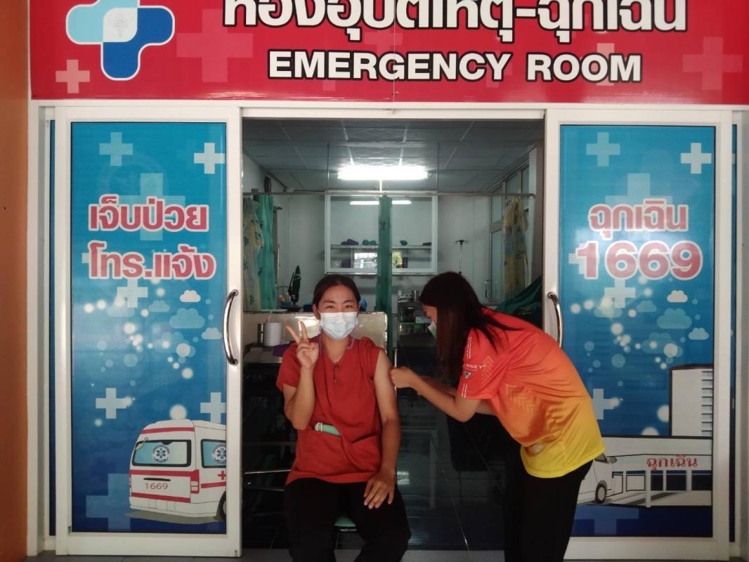 8/6/66 รพ.สต.บ้านสันป่าไร่ ฉีดวัคซีนป้องกันโรคหัด,หัดเยอรมัน(MR) บุคลากรสาธารณสุข (รพ.สต.ในเขต ต.พระธาตุ และ ต.แม่จะเรา อำเภอแม่ระมาด)ที่ยังไม่มีประวัติเคยได้รับวัคซีนมาก่อน จำนวน 10 ราย