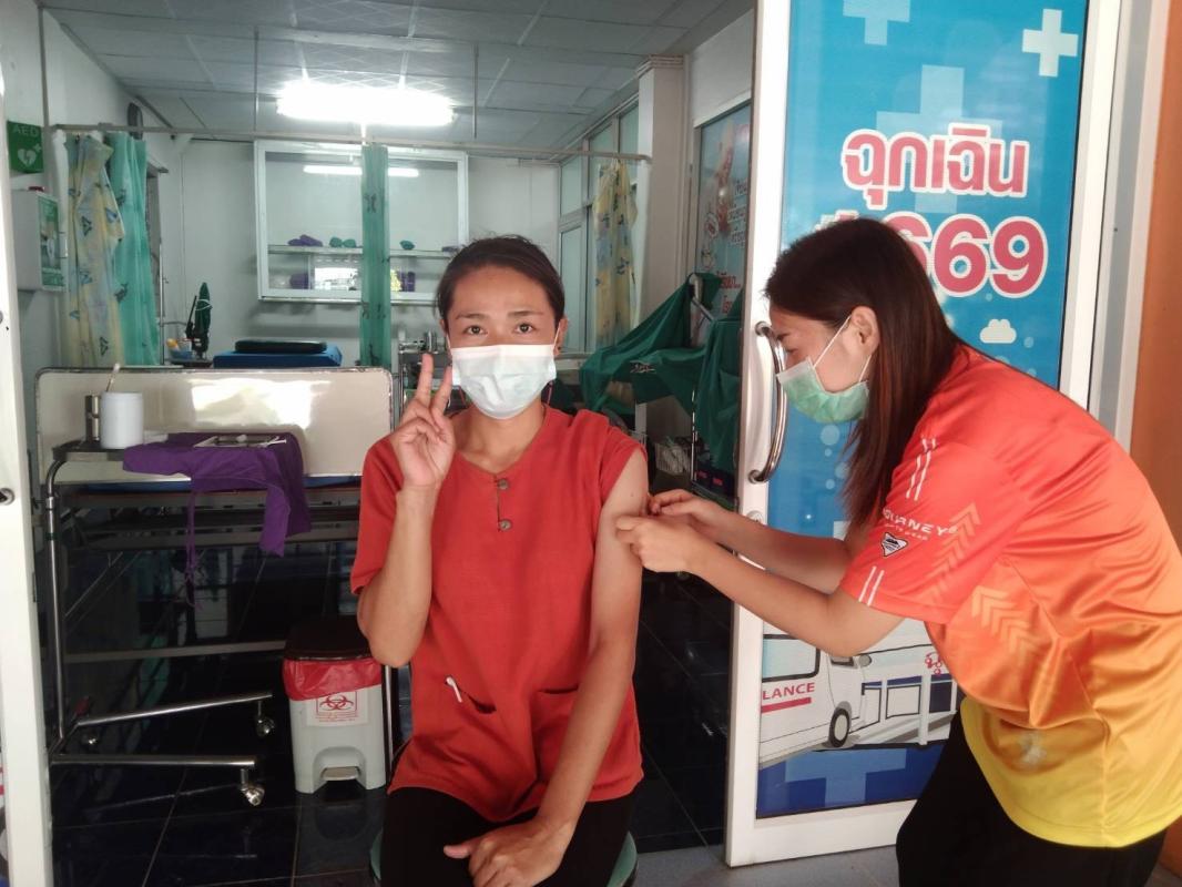 8/6/66 รพ.สต.บ้านสันป่าไร่ ฉีดวัคซีนป้องกันโรคหัด,หัดเยอรมัน(MR) บุคลากรสาธารณสุข (รพ.สต.ในเขต ต.พระธาตุ และ ต.แม่จะเรา อำเภอแม่ระมาด)ที่ยังไม่มีประวัติเคยได้รับวัคซีนมาก่อน จำนวน 10 ราย