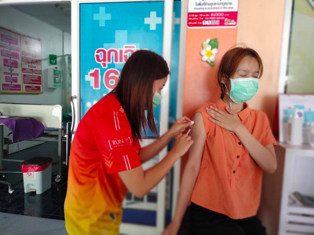 8/6/66 รพ.สต.บ้านสันป่าไร่ ฉีดวัคซีนป้องกันโรคหัด,หัดเยอรมัน(MR) บุคลากรสาธารณสุข (รพ.สต.ในเขต ต.พระธาตุ และ ต.แม่จะเรา อำเภอแม่ระมาด)ที่ยังไม่มีประวัติเคยได้รับวัคซีนมาก่อน จำนวน 10 ราย