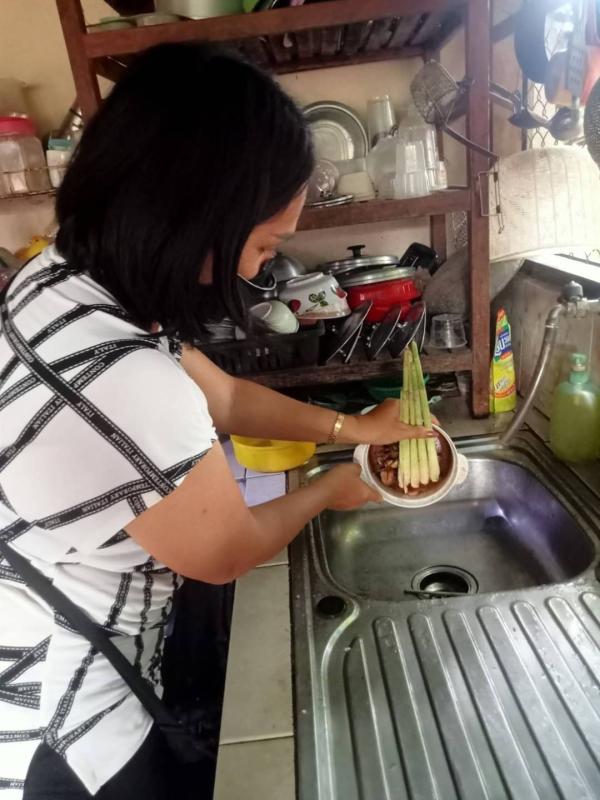 11666 อาสาสมัครสาธารณสุขหมู่ที่5 บ้านสันป่าไร่ สำรวจและทำลายแหล่งเพาะพันธ์ลูกน้ำยุงลาย รอบบ้านงานศพ 100 เมตร