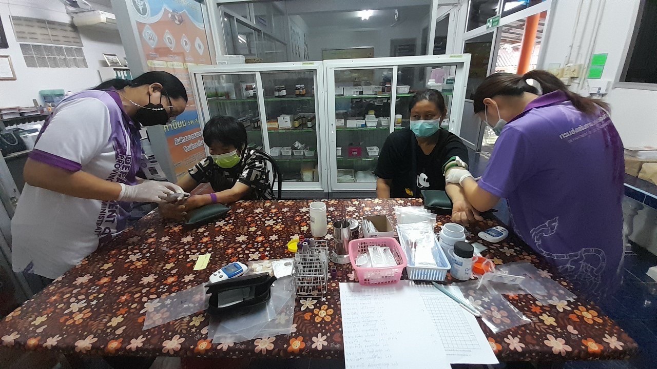 20 มิ.ย.66 จนท.รพ.สต.บ้านสันป่าไร่ เจาะเลือด,ตรวจปัสสาวะ คนไข้โรคความดันโลหิตสูง ที่รับยาที่ รพ.สต.บ้านสันป่าไร่ จำนวน 16 ราย