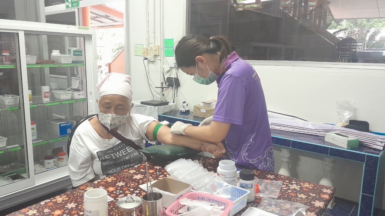 20 มิ.ย.66 จนท.รพ.สต.บ้านสันป่าไร่ เจาะเลือด,ตรวจปัสสาวะ คนไข้โรคความดันโลหิตสูง ที่รับยาที่ รพ.สต.บ้านสันป่าไร่ จำนวน 16 ราย