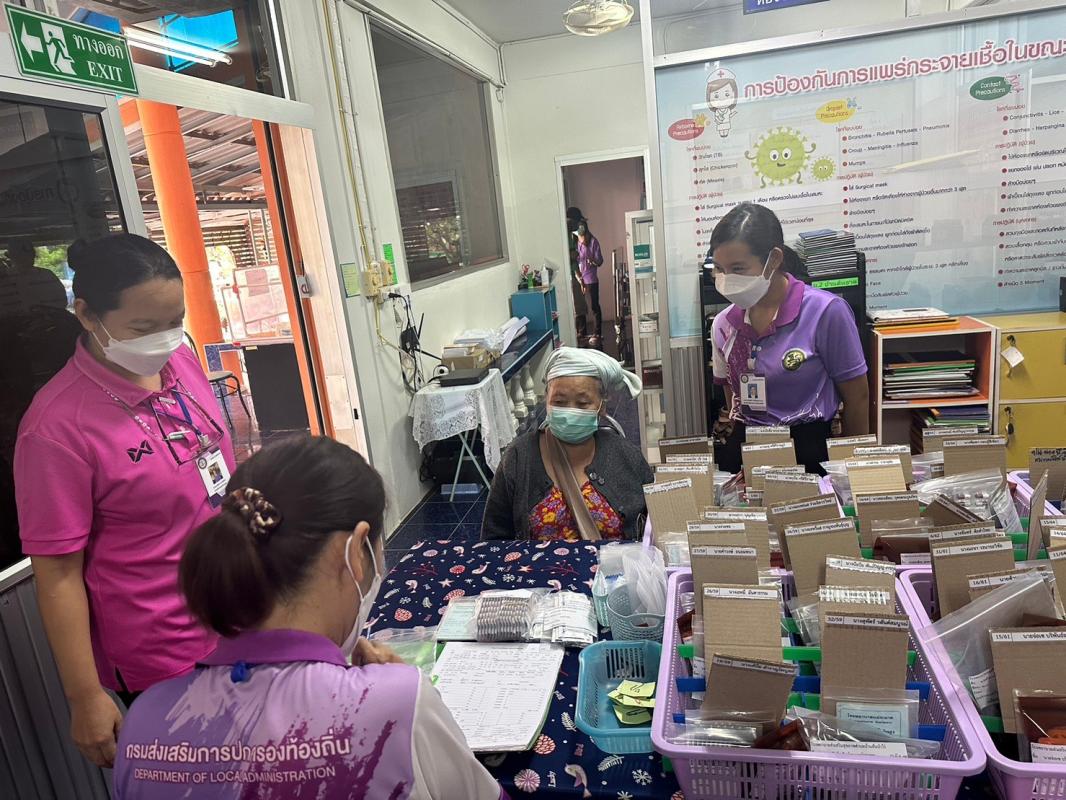 27/6/66 ช่วงบ่าย จนท.รพ.สต.บ้านสันป่าไร่ ร่วมกับทีม รพ.แม่ระมาด ให้บริการจ่ายยาให้แก่ผู้ป่วยโรคความดันโลหิตสูง ที่รับยาที่ รพ.สต.บ้านสันป่าไร่ (กลุ่ม 3) จำนวน 51 ราย