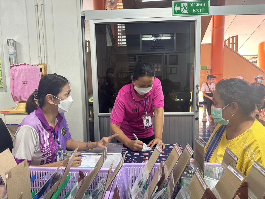 27/6/66 ช่วงบ่าย จนท.รพ.สต.บ้านสันป่าไร่ ร่วมกับทีม รพ.แม่ระมาด ให้บริการจ่ายยาให้แก่ผู้ป่วยโรคความดันโลหิตสูง ที่รับยาที่ รพ.สต.บ้านสันป่าไร่ (กลุ่ม 3) จำนวน 51 ราย