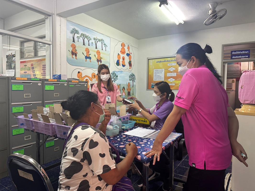 27/6/66 ช่วงบ่าย จนท.รพ.สต.บ้านสันป่าไร่ ร่วมกับทีม รพ.แม่ระมาด ให้บริการจ่ายยาให้แก่ผู้ป่วยโรคความดันโลหิตสูง ที่รับยาที่ รพ.สต.บ้านสันป่าไร่ (กลุ่ม 3) จำนวน 51 ราย