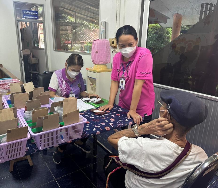 27/6/66 ช่วงบ่าย จนท.รพ.สต.บ้านสันป่าไร่ ร่วมกับทีม รพ.แม่ระมาด ให้บริการจ่ายยาให้แก่ผู้ป่วยโรคความดันโลหิตสูง ที่รับยาที่ รพ.สต.บ้านสันป่าไร่ (กลุ่ม 3) จำนวน 51 ราย