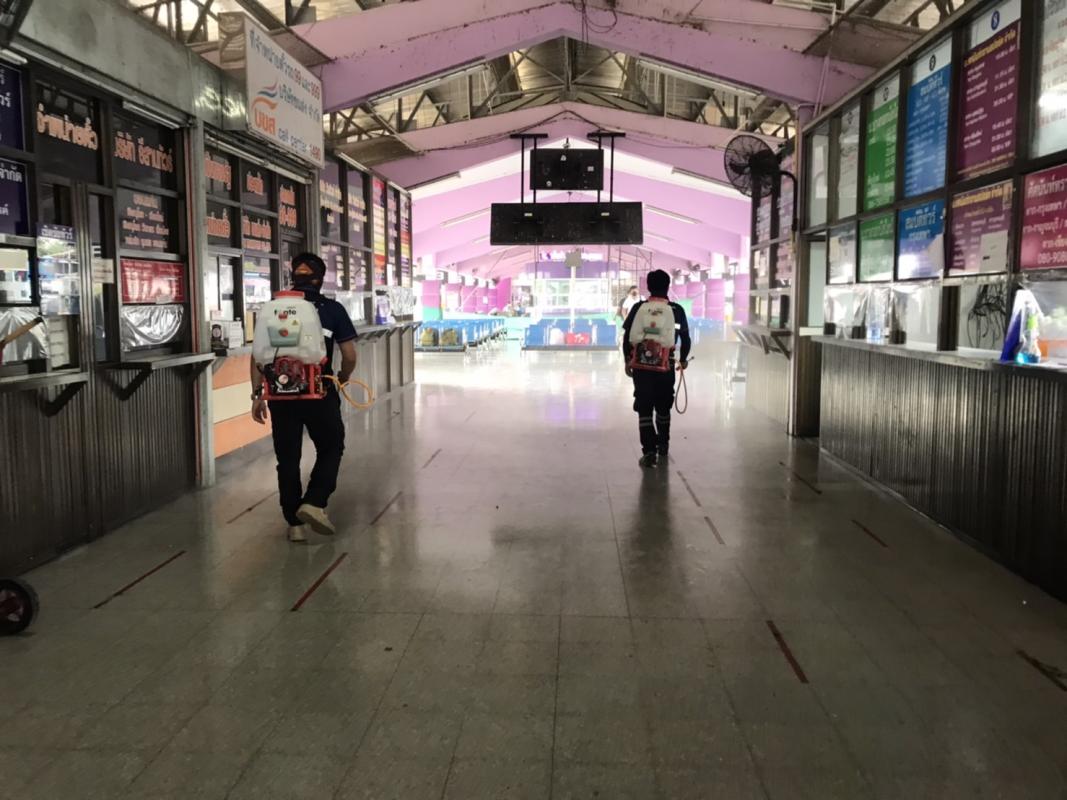 อบจ.ตาก ดำเนินการทำความสะอาด ฉีดพ่นน้ำยาแอลกอฮอล์และเช็ดถูฆ่าเชื้อโรคประจำสัปดาห์