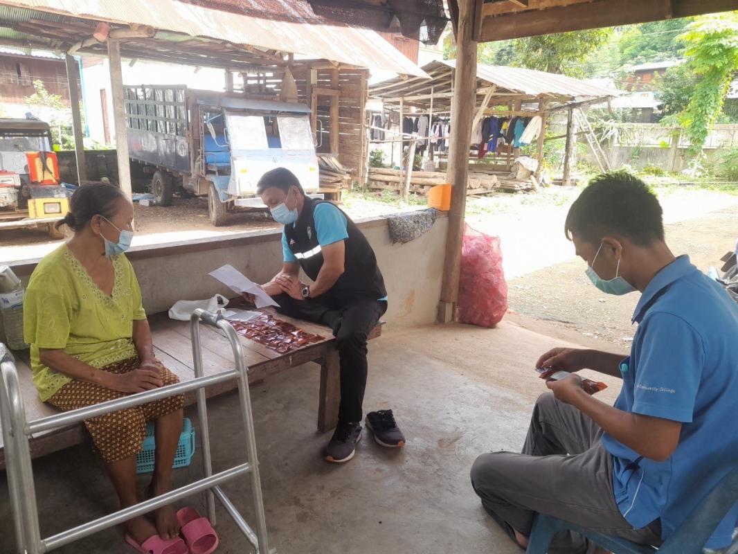 21766 จนท.รพ.สต.บ้านสันป่าไร่ร่วมกับจนท.รพ.แม่ระมาด ติดตามเยี่ยมบ้านผู้ป่วยวัณโรค จำนวน 2 ราย