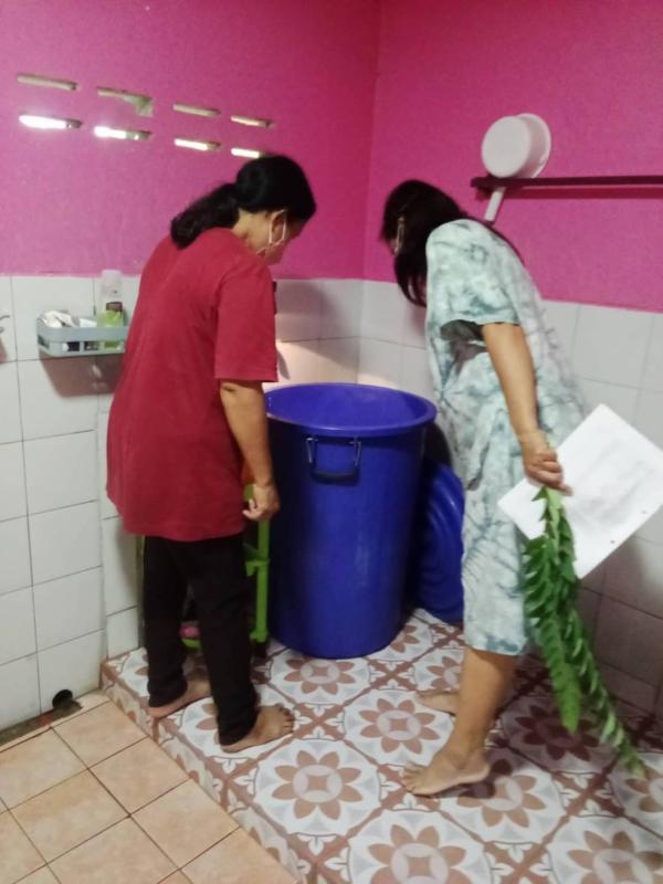 25/7/66 จนท.รพ.สต.บ้านสันป่าไร่ร่วมกับอสม.ม.5บ้านสันป่าไร่ ควบคุมโรคไข้เลือดออกรอบที่1เคสนางซานดาอ่อง