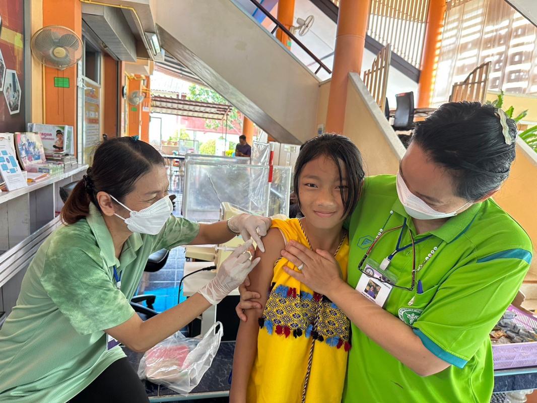 26/7/66 รพ.สต.บ้านสันป่าไร่ ให้บริการ ฉีดวัคซีนนักเรียน ชั้น ป.1 ที่ไม่มีประวัติหรือมีประวัติการได้รับวัคซีนไม่ครบตามเกณฑ์มาตรฐานงานสร้างเสริมภูมิคุ้มกันโรค จำนวน 5 โรงเรียนในเขตรับผิดชอบ รวม 31 คน