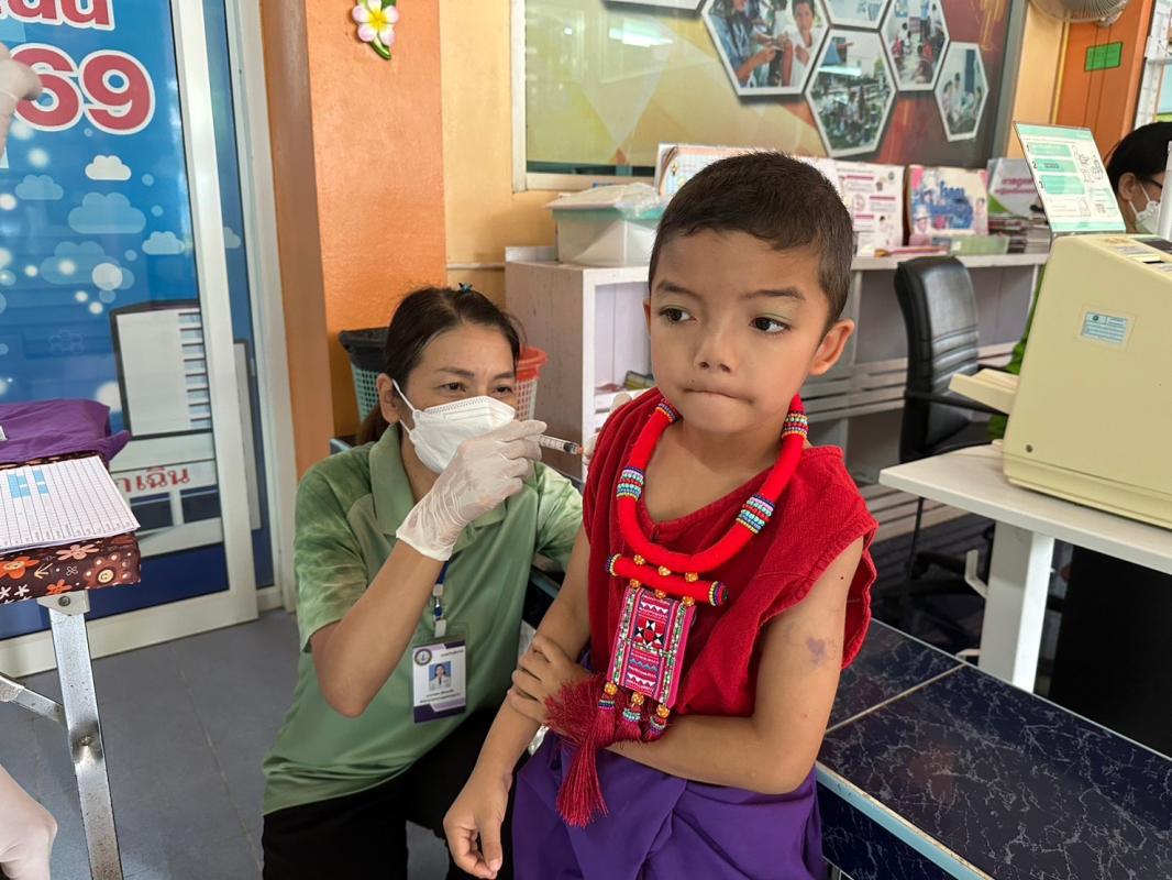 26/7/66 รพ.สต.บ้านสันป่าไร่ ให้บริการ ฉีดวัคซีนนักเรียน ชั้น ป.1 ที่ไม่มีประวัติหรือมีประวัติการได้รับวัคซีนไม่ครบตามเกณฑ์มาตรฐานงานสร้างเสริมภูมิคุ้มกันโรค จำนวน 5 โรงเรียนในเขตรับผิดชอบ รวม 31 คน