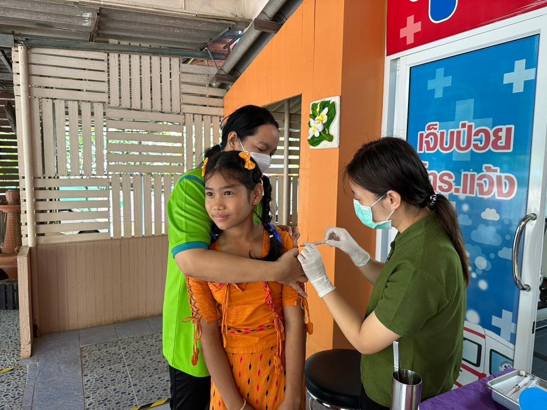 26/7/66 รพ.สต.บ้านสันป่าไร่ ให้บริการ ฉีดวัคซีนนักเรียน ชั้น ป.1 ที่ไม่มีประวัติหรือมีประวัติการได้รับวัคซีนไม่ครบตามเกณฑ์มาตรฐานงานสร้างเสริมภูมิคุ้มกันโรค จำนวน 5 โรงเรียนในเขตรับผิดชอบ รวม 31 คน