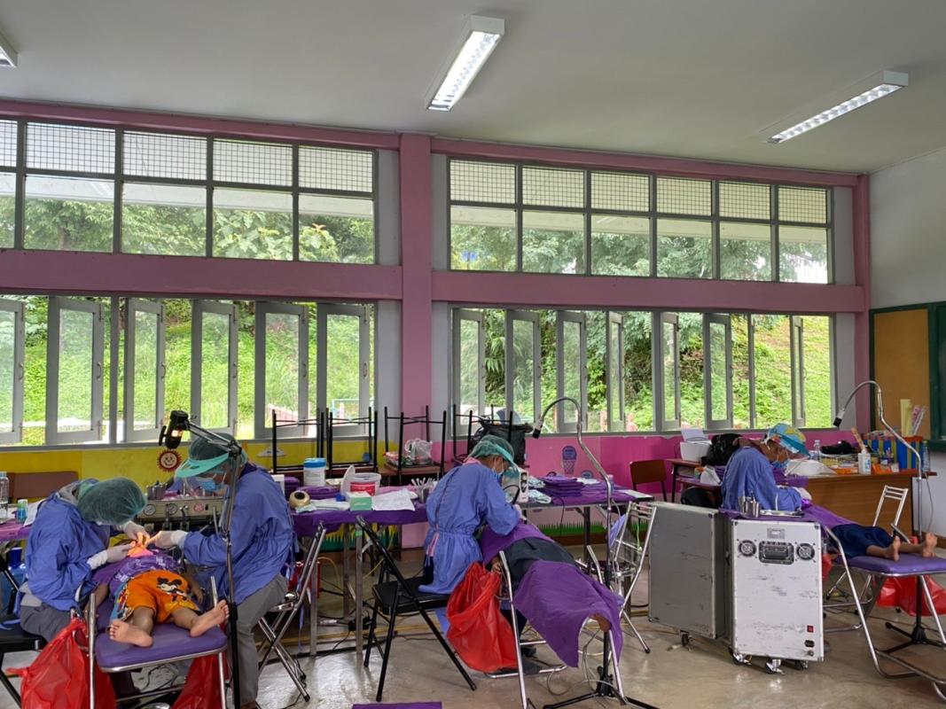 วันที่ 23/6/66 - 25/7/66 จนท.รพ.สต.บ้านสันป่าไร่ ออกให้บริการอนามัยโรงเรียนและจัดกิจกรรมทันตสาธารณสุข โดยดำเนินการ 1.ตรวจสุขภาพช่องปากและเคลือบฟูลออไรด์ จำนวน 7 โรงเรียน 529 คน 2.จัดกิจกรรมฟันสะอาด เหงือกแข็งแรง ในระดับชั้นมัธยมศึกษา ปีที่1 จำนวน 15 คน 3.