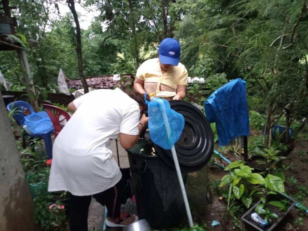 30/7/66 จนท.รพ.สต.บ้านสันป่าไร่ร่วมกับอสม.ม.3บ้านป่าไร่เหนือ ควบคุมโรคไข้เลือดออกรอบที่1 พร้อมทั้งสอบสวนโรคเคสนางรัตนา พิทักษ์พิบูลย์ศรี