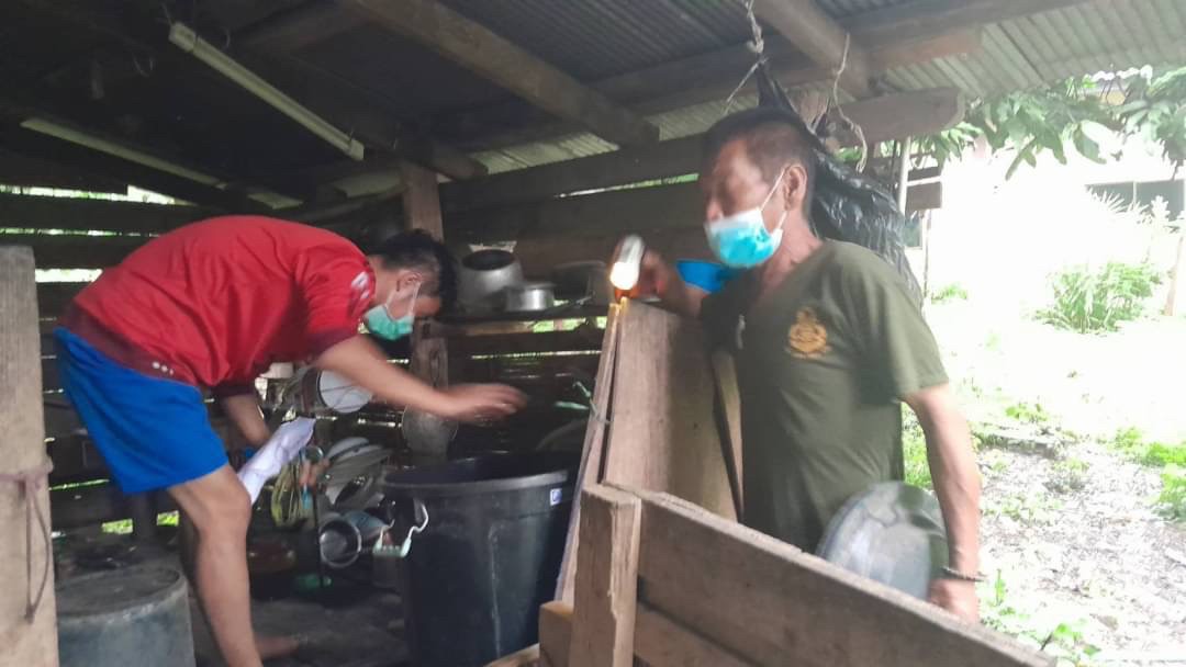 30/7/66 จนท.รพ.สต.บ้านสันป่าไร่ร่วมกับอสม.ม.3บ้านป่าไร่เหนือ ควบคุมโรคไข้เลือดออกรอบที่1 พร้อมทั้งสอบสวนโรคเคสนางรัตนา พิทักษ์พิบูลย์ศรี