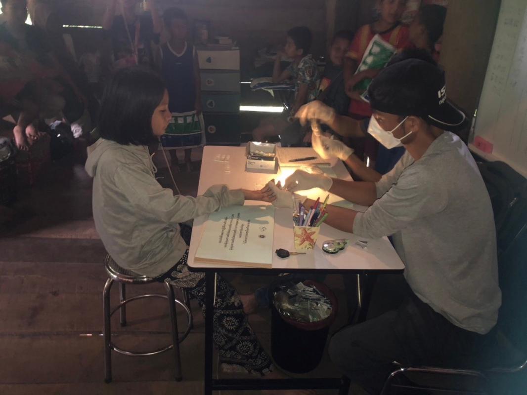 31766 จนท.รพ.สต.บ้านสันป่าไร่ร่วมกับจนท.MP บ้านบือละพอ รณรงค์เจาะเลือดเพื่อค้นหาผู้ป่วยโรคมาลาเรียพร้อมทั้งแจกมุ้งชุบน้ำยาที่ ม.7 บ้านพะนิกรี