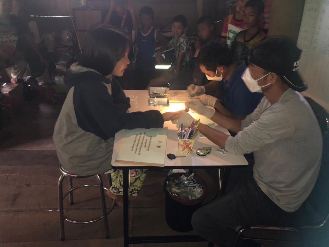 31766 จนท.รพ.สต.บ้านสันป่าไร่ร่วมกับจนท.MP บ้านบือละพอ รณรงค์เจาะเลือดเพื่อค้นหาผู้ป่วยโรคมาลาเรียพร้อมทั้งแจกมุ้งชุบน้ำยาที่ ม.7 บ้านพะนิกรี