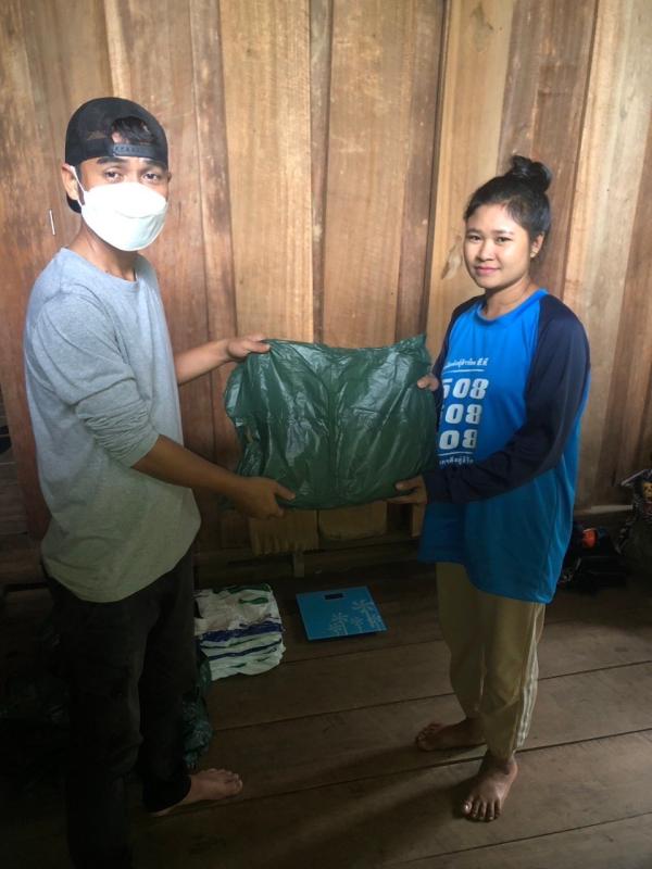 31766 จนท.รพ.สต.บ้านสันป่าไร่ร่วมกับจนท.MP บ้านบือละพอ รณรงค์เจาะเลือดเพื่อค้นหาผู้ป่วยโรคมาลาเรียพร้อมทั้งแจกมุ้งชุบน้ำยาที่ ม.7 บ้านพะนิกรี