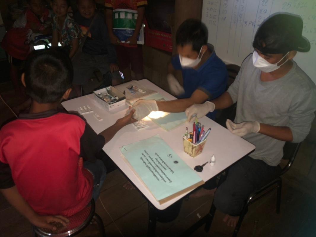 31766 จนท.รพ.สต.บ้านสันป่าไร่ร่วมกับจนท.MP บ้านบือละพอ รณรงค์เจาะเลือดเพื่อค้นหาผู้ป่วยโรคมาลาเรียพร้อมทั้งแจกมุ้งชุบน้ำยาที่ ม.7 บ้านพะนิกรี