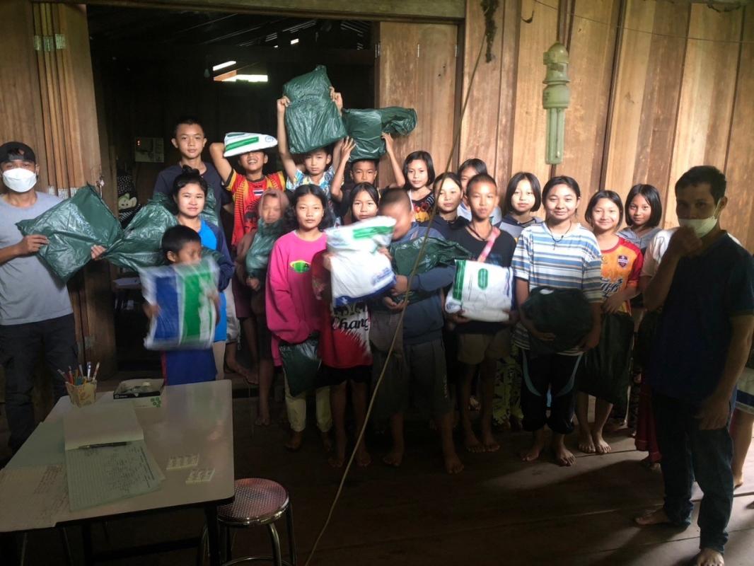 31766 จนท.รพ.สต.บ้านสันป่าไร่ร่วมกับจนท.MP บ้านบือละพอ รณรงค์เจาะเลือดเพื่อค้นหาผู้ป่วยโรคมาลาเรียพร้อมทั้งแจกมุ้งชุบน้ำยาที่ ม.7 บ้านพะนิกรี