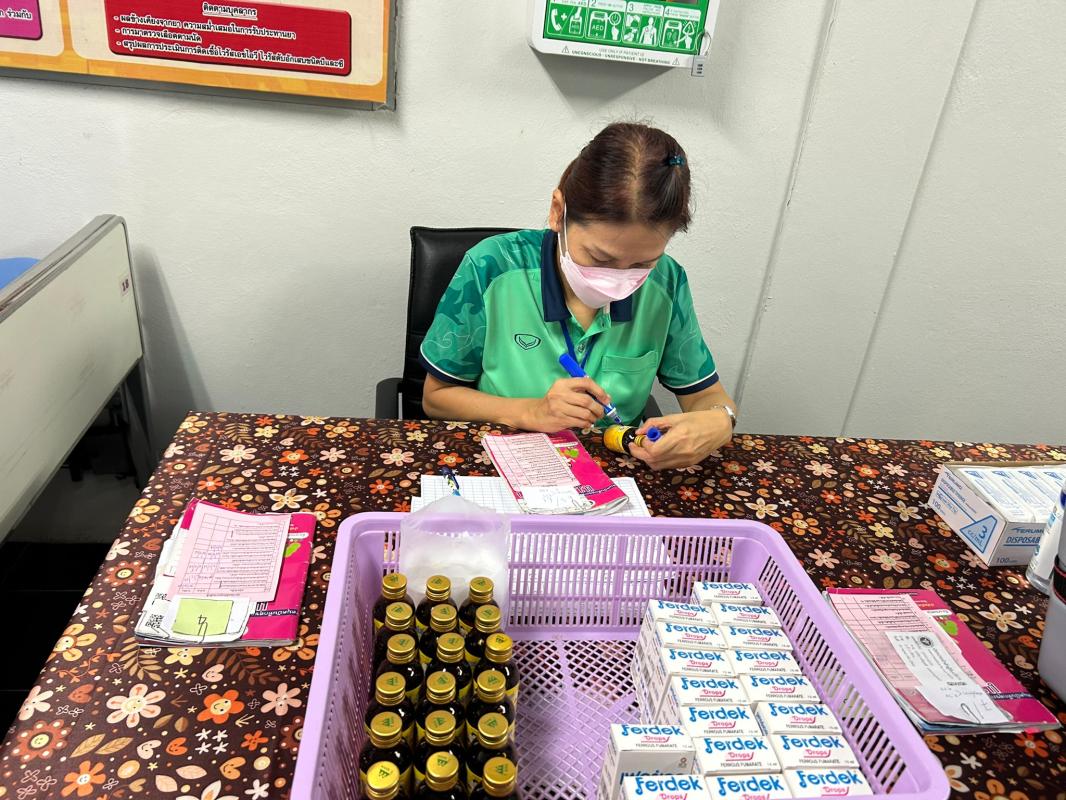 9866 รพ.สต.บ้านสันป่าไร่ ให้บริการฉีดวัคซีนเด็ก อายุ 0-5 ปี จำนวน 23 คน และตรวจสุขภาพช่องปาก , เคลือบฟลูออไรด์ , เจาะเลือดตรวจ Hct , จ่ายยา para syr และ ferrous syr