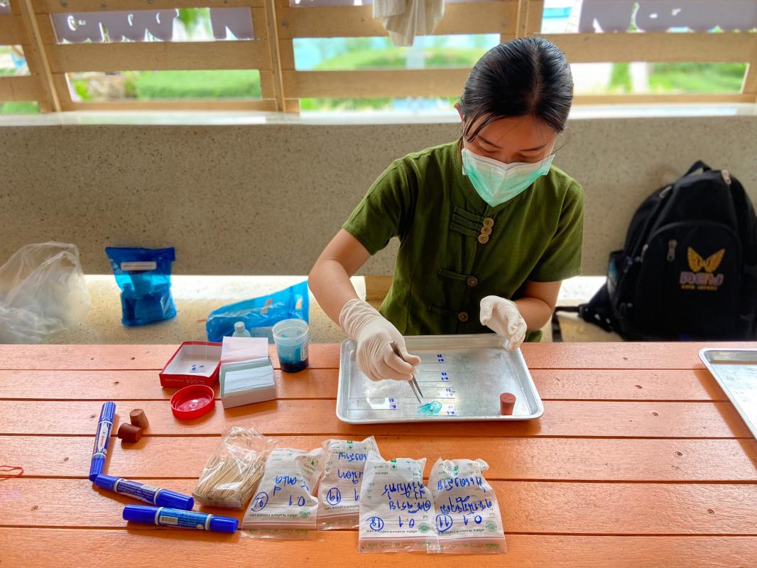 16-18866 จนท.รพ.สต.บ้านสันป่าไร่ ให้ความรู้เกี่ยวกับโรคหนอนพยาธิและตรวจอุจจาระเพื่อค้นหาไข่พยาธิในพื้นที่โครงการพระราชดำริโรงเรียนจาตุรจินดา จำนวน 112 คนพบไข่พยาธิไส้เดือน 2 คน แส้ม้า 4 คนและโรงเรียนบ้านสี่หลัง จำนวน 31 คน พบไข่พยาธิไส้เดือน 1 คน