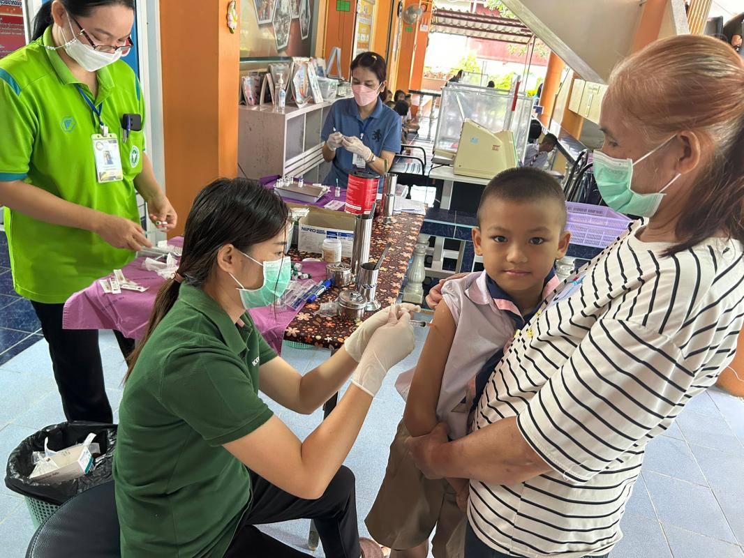 23/8/66 รพ.สต.บ้านสันป่าไร่ ติดตามฉีดวัคซีนนักเรียน (รอบสอง) จำนวน 5 โรงเรียน รวมนักเรียน 40 คน