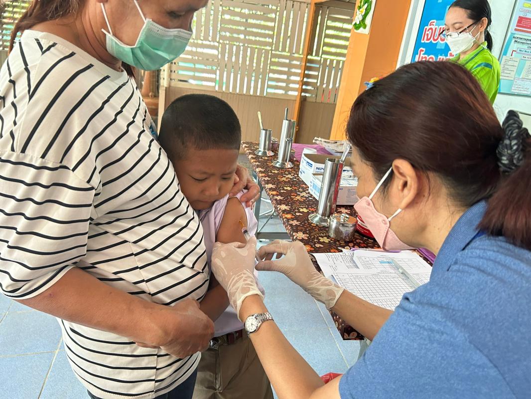 23/8/66 รพ.สต.บ้านสันป่าไร่ ติดตามฉีดวัคซีนนักเรียน (รอบสอง) จำนวน 5 โรงเรียน รวมนักเรียน 40 คน