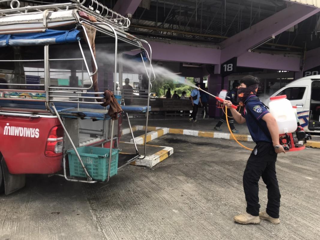 อบจ.ตาก ดำเนินการทำความสะอาด ฉีดพ่นน้ำยาแอลกอฮอล์และเช็ดถูฆ่าเชื้อโรคประจำสัปดาห์