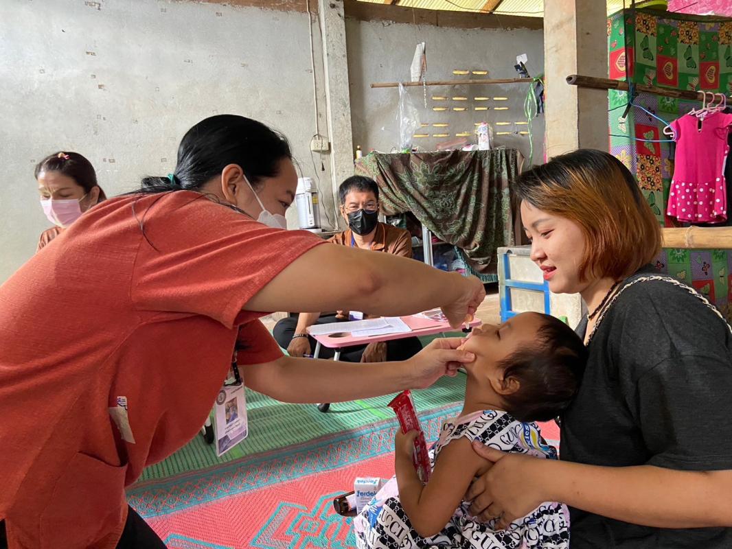 21966 รพ.สต.บ้านสันป่าไร่ ออกหน่วยฉีดวัคซีนเด็กอายุแรกเกิด ถึง 5 ปี และ นักเรียนชั้น ป.6 เขตหมู่ 6 บ้านห้วยกระทิง รวม 13 ราย