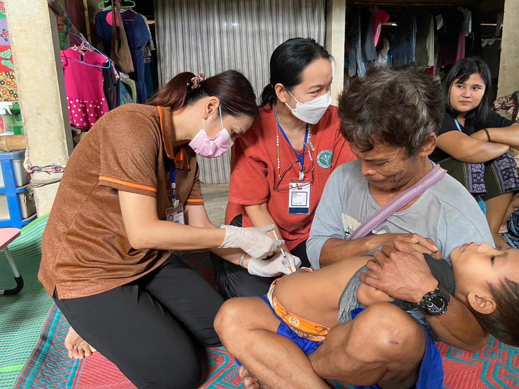 21966 รพ.สต.บ้านสันป่าไร่ ออกหน่วยฉีดวัคซีนเด็กอายุแรกเกิด ถึง 5 ปี และ นักเรียนชั้น ป.6 เขตหมู่ 6 บ้านห้วยกระทิง รวม 13 ราย