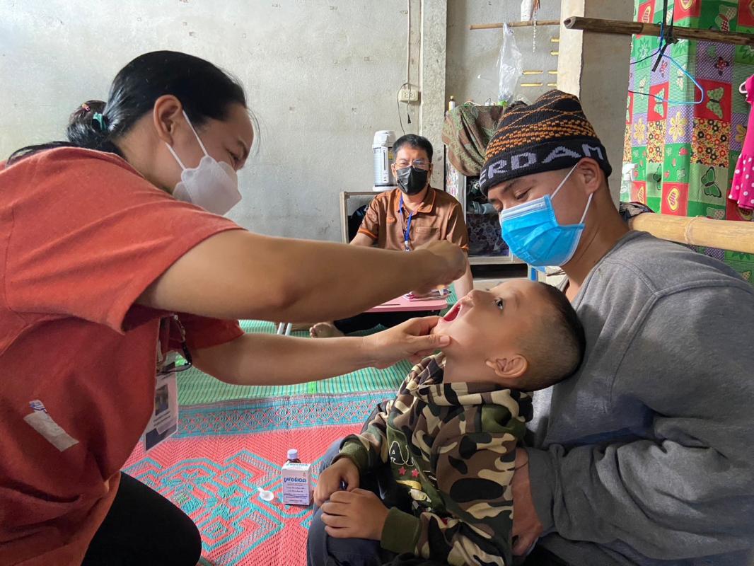 21966 รพ.สต.บ้านสันป่าไร่ ออกหน่วยฉีดวัคซีนเด็กอายุแรกเกิด ถึง 5 ปี และ นักเรียนชั้น ป.6 เขตหมู่ 6 บ้านห้วยกระทิง รวม 13 ราย