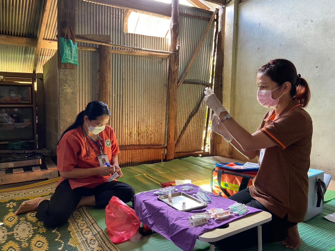 21966 รพ.สต.บ้านสันป่าไร่ ออกหน่วยฉีดวัคซีนเด็กอายุแรกเกิด ถึง 5 ปี และ นักเรียนชั้น ป.6 เขตหมู่ 6 บ้านห้วยกระทิง รวม 13 ราย