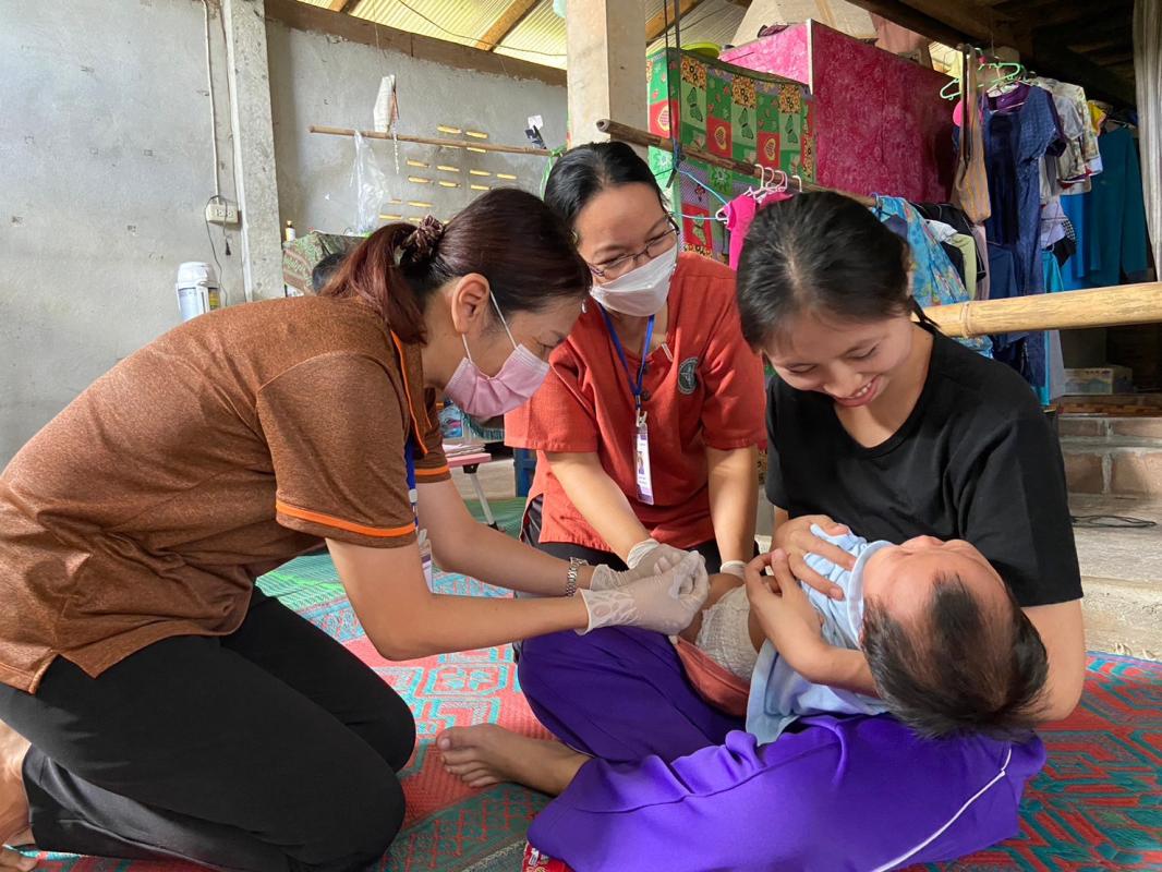 21966 รพ.สต.บ้านสันป่าไร่ ออกหน่วยฉีดวัคซีนเด็กอายุแรกเกิด ถึง 5 ปี และ นักเรียนชั้น ป.6 เขตหมู่ 6 บ้านห้วยกระทิง รวม 13 ราย