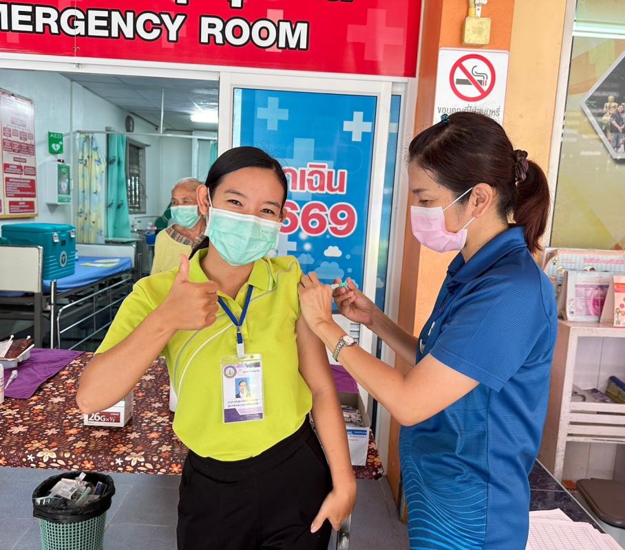 4/10/66 รพ.สต.บ้านสันป่าไร่ ฉีดวัคซีน HPV เข็ม 1 บุคลากรสาธารณสุข,ครู,อสม. ที่อายุไม่เกิน 45 ปี จำนวน 37 คน และฉีดวัคซีนนักเรียนชั้น ป.1,2,6 จำนวน 77 คน