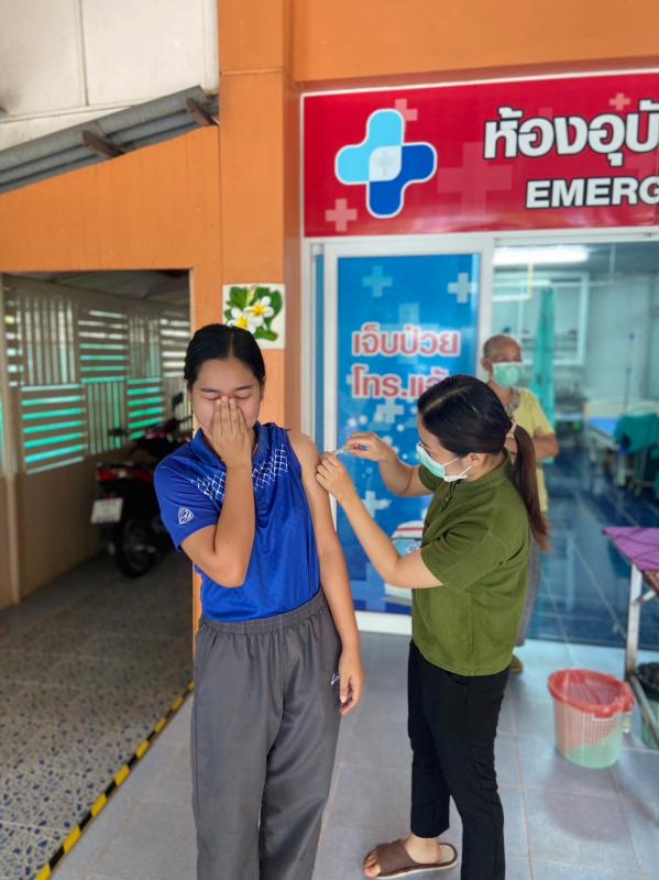 4/10/66 รพ.สต.บ้านสันป่าไร่ ฉีดวัคซีน HPV เข็ม 1 บุคลากรสาธารณสุข,ครู,อสม. ที่อายุไม่เกิน 45 ปี จำนวน 37 คน และฉีดวัคซีนนักเรียนชั้น ป.1,2,6 จำนวน 77 คน