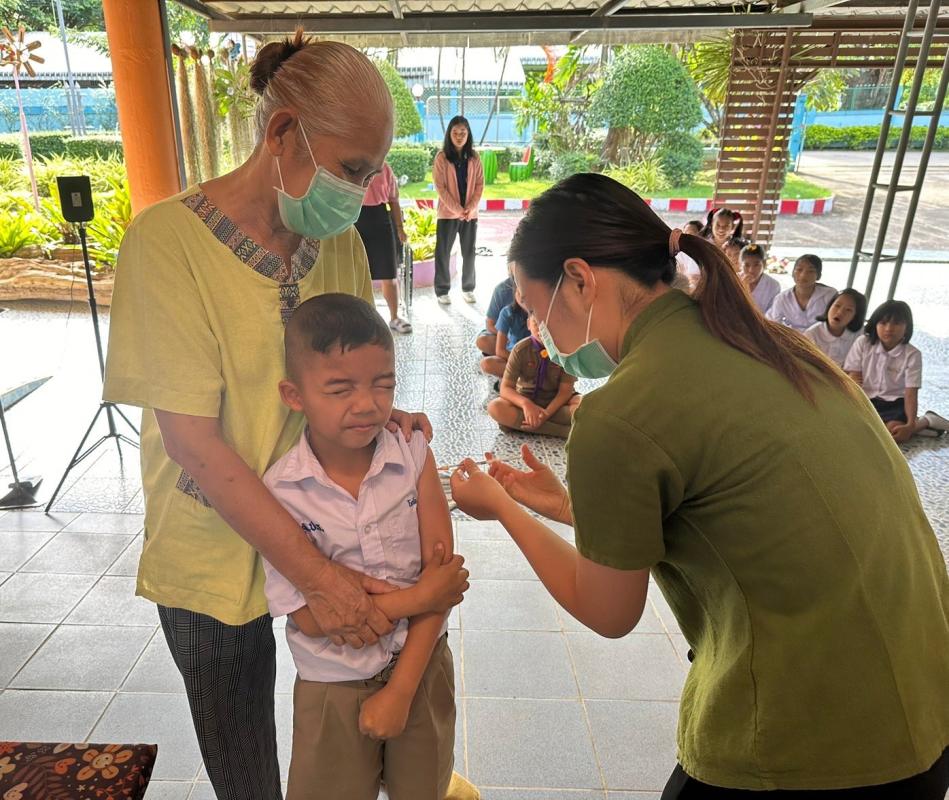 4/10/66 รพ.สต.บ้านสันป่าไร่ ฉีดวัคซีน HPV เข็ม 1 บุคลากรสาธารณสุข,ครู,อสม. ที่อายุไม่เกิน 45 ปี จำนวน 37 คน และฉีดวัคซีนนักเรียนชั้น ป.1,2,6 จำนวน 77 คน