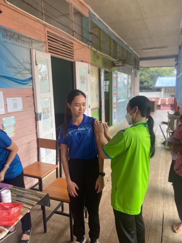 4/10/66 รพ.สต.บ้านสันป่าไร่ ฉีดวัคซีน HPV เข็ม 1 บุคลากรสาธารณสุข,ครู,อสม. ที่อายุไม่เกิน 45 ปี จำนวน 37 คน และฉีดวัคซีนนักเรียนชั้น ป.1,2,6 จำนวน 77 คน