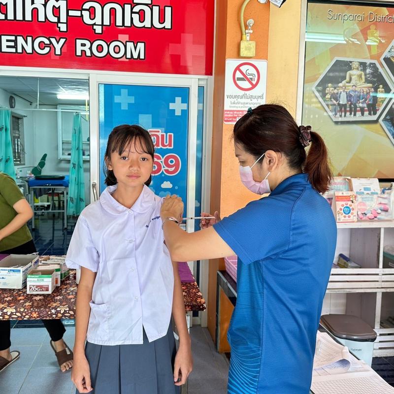 4/10/66 รพ.สต.บ้านสันป่าไร่ ฉีดวัคซีน HPV เข็ม 1 บุคลากรสาธารณสุข,ครู,อสม. ที่อายุไม่เกิน 45 ปี จำนวน 37 คน และฉีดวัคซีนนักเรียนชั้น ป.1,2,6 จำนวน 77 คน