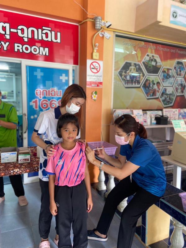 4/10/66 รพ.สต.บ้านสันป่าไร่ ฉีดวัคซีน HPV เข็ม 1 บุคลากรสาธารณสุข,ครู,อสม. ที่อายุไม่เกิน 45 ปี จำนวน 37 คน และฉีดวัคซีนนักเรียนชั้น ป.1,2,6 จำนวน 77 คน