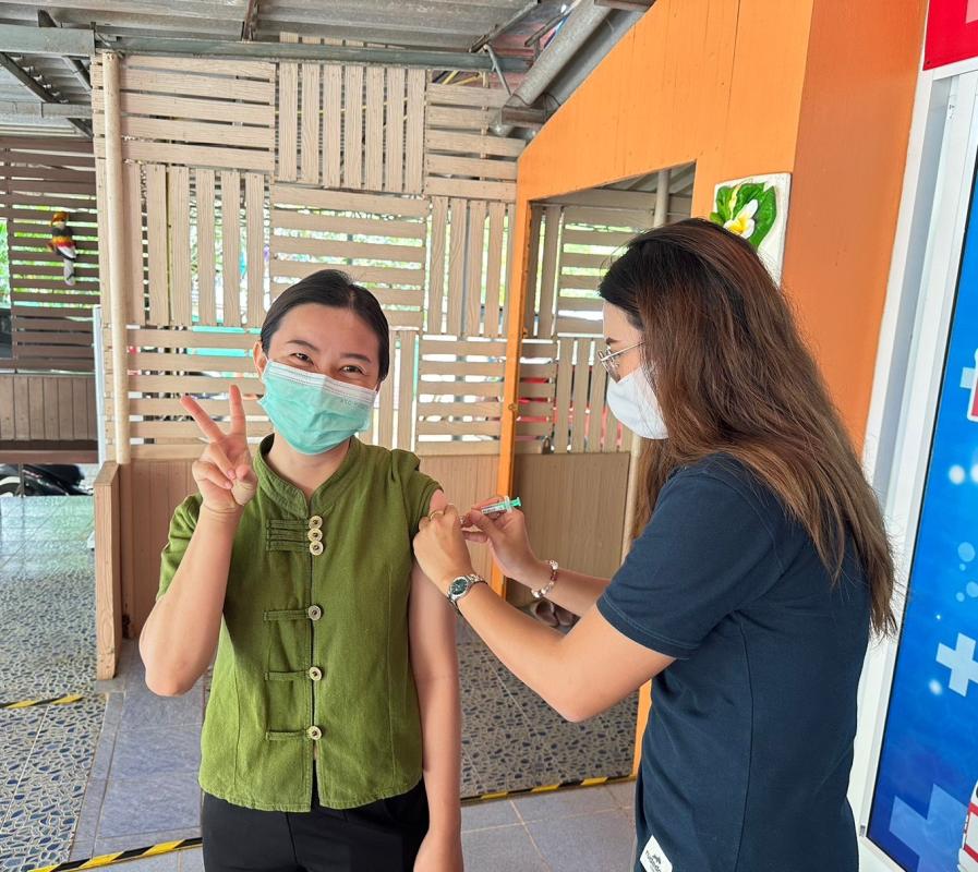 4/10/66 รพ.สต.บ้านสันป่าไร่ ฉีดวัคซีน HPV เข็ม 1 บุคลากรสาธารณสุข,ครู,อสม. ที่อายุไม่เกิน 45 ปี จำนวน 37 คน และฉีดวัคซีนนักเรียนชั้น ป.1,2,6 จำนวน 77 คน